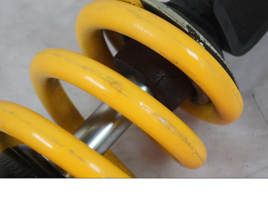 Snett nerifrån på Stötdämpare från en Suzuki SV 650 -1999 motorcykel.