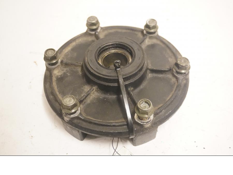 Framsidan på Drevfäste från en Yamaha YZF 1000 R -2001 motorcykel.