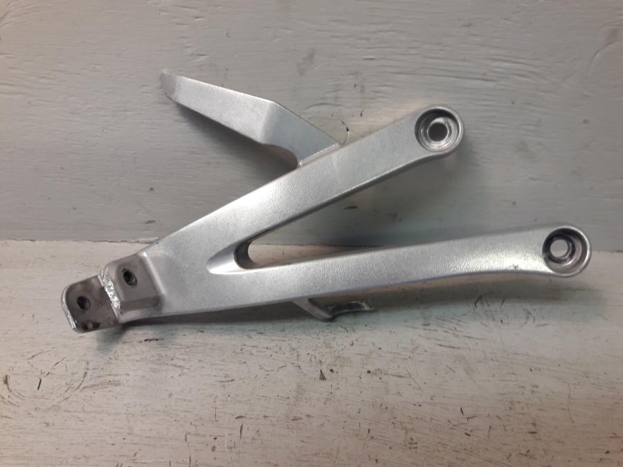 Framsidan på Fotpinnefäste från en Honda CBR 600 RR -2007 motorcykel.