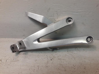 Framsidan på Fotpinnefäste från en Honda CBR 600 RR -2007 motorcykel.