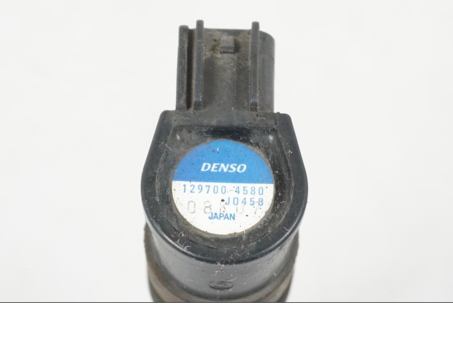 Snett nerifrån på Tändspole från en Kawasaki ER-6F -2010 motorcykel.