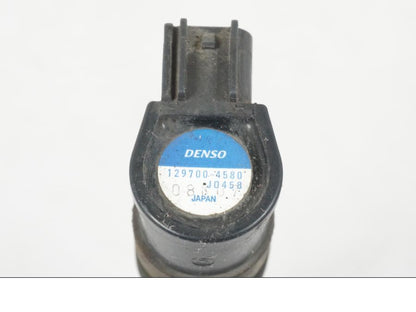 Snett nerifrån på Tändspole från en Kawasaki ER-6F -2010 motorcykel.