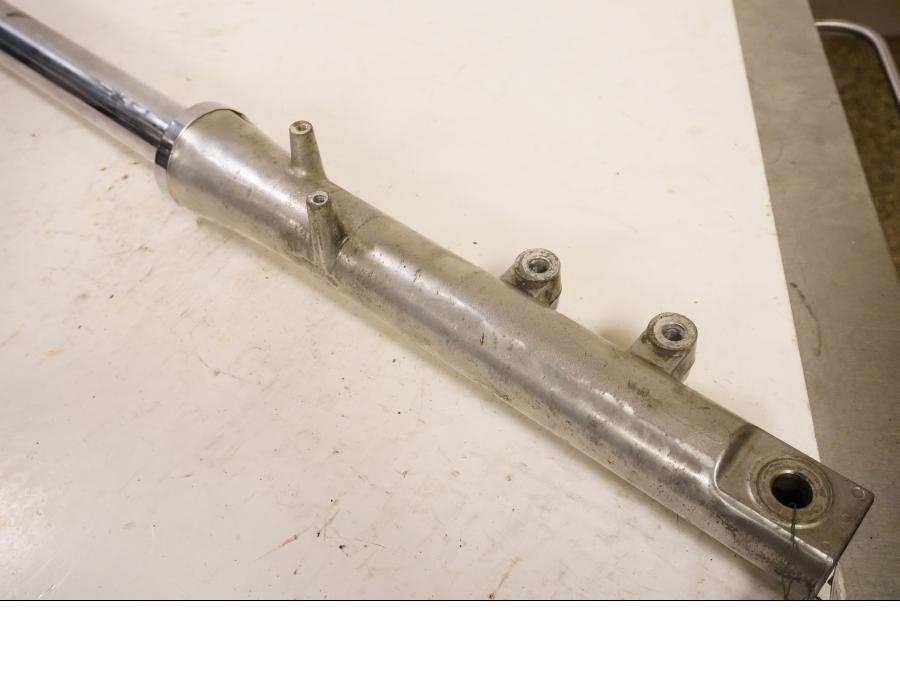 Vänster sida på Gaffelben från en Suzuki VS 800 -1992 motorcykel.