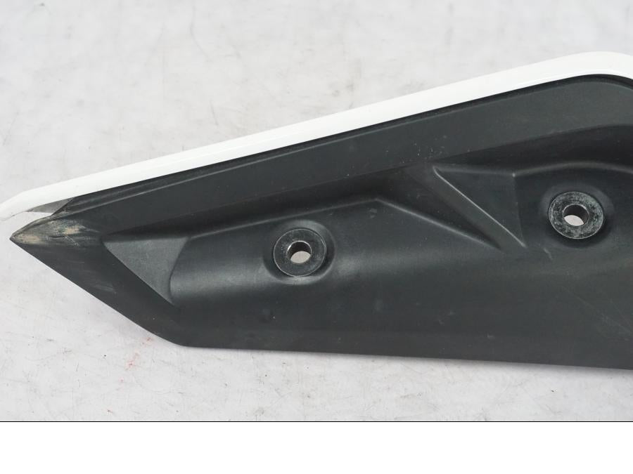 Snett nerifrån på Bakvinge från en KTM 390 Duke -2018 motorcykel.