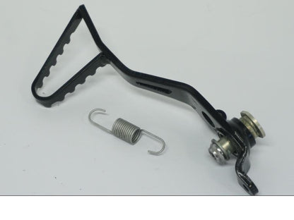 Snett nerifrån på Bromspedal från en BMW R 1250 GS -2022 motorcykel.