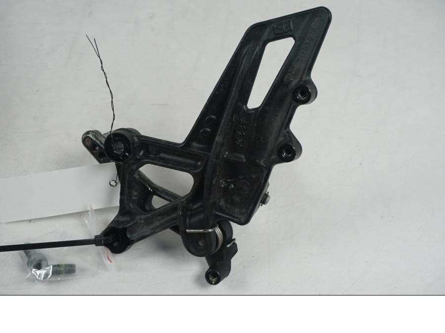 Snett uppifrån på Fotpinnefäste från en KTM 1290 Super Duke GT -2017 motorcykel.