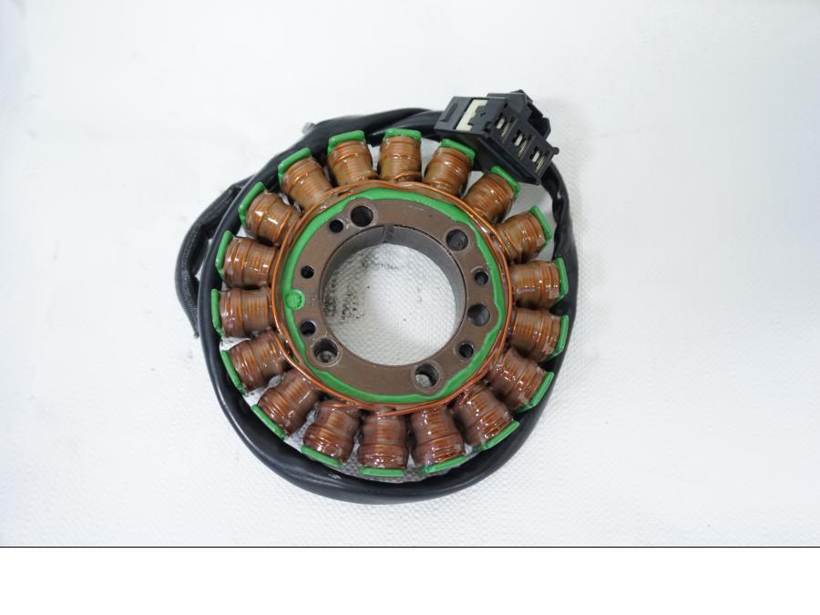 Framsidan på Generator från en Kawasaki Z 800 -2013 motorcykel.