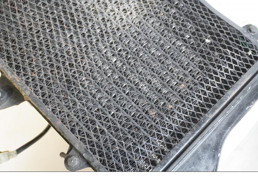 Baksidan på Vattenkyl från en Kawasaki GPZ 900 -1990 motorcykel.