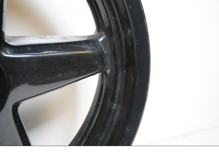 Vänster sida på Fälg från en Yamaha X-Max 250 -2012 scooter.