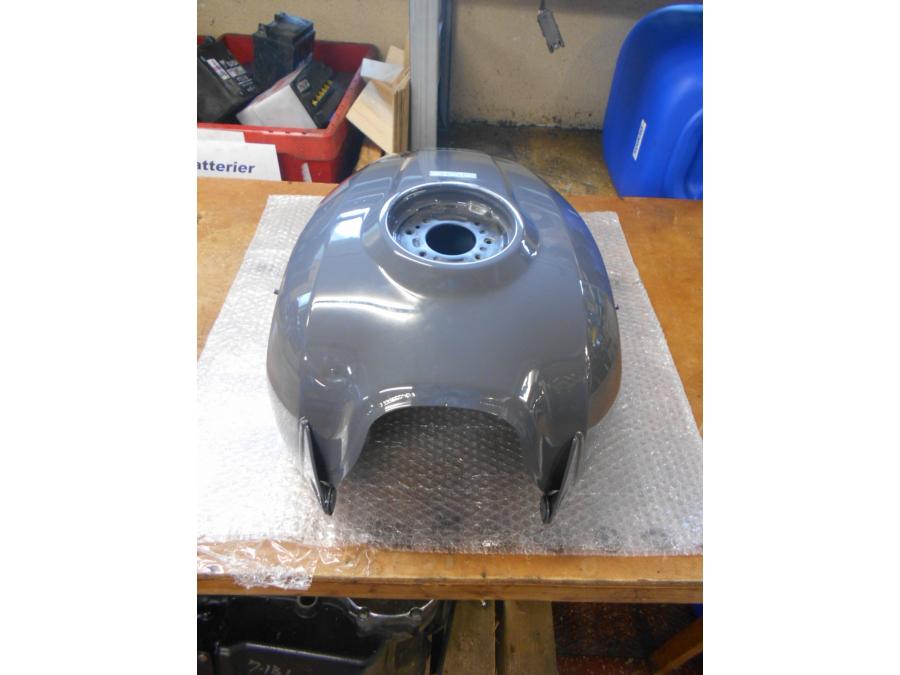 Vänster sida på Bensintank från en Ducati Scrambler 1100 -2018 motorcykel.