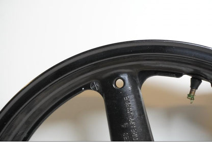 Snett uppifrån på Fälg från en Suzuki GSX 1300 R -2003 motorcykel.