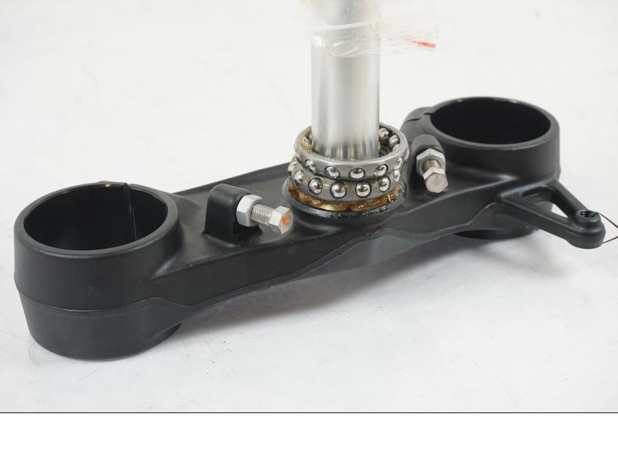 Snett uppifrån på Gaffelkrona från en KTM 1290 Super Duke R EVO -2023 motorcykel.