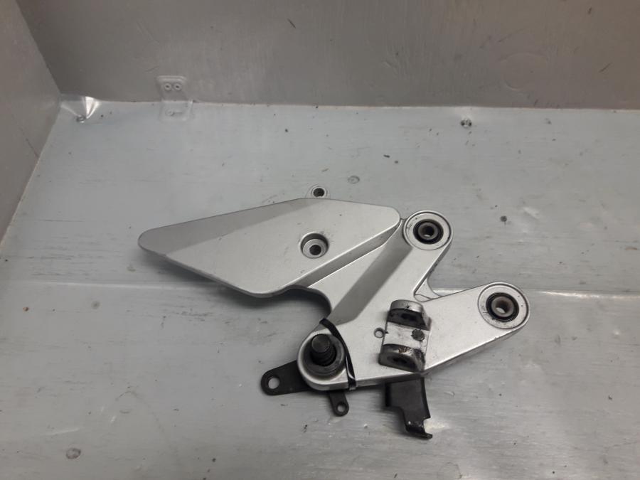 Framsidan på Fotpinnefäste från en Yamaha FZ-6 -2004 motorcykel.