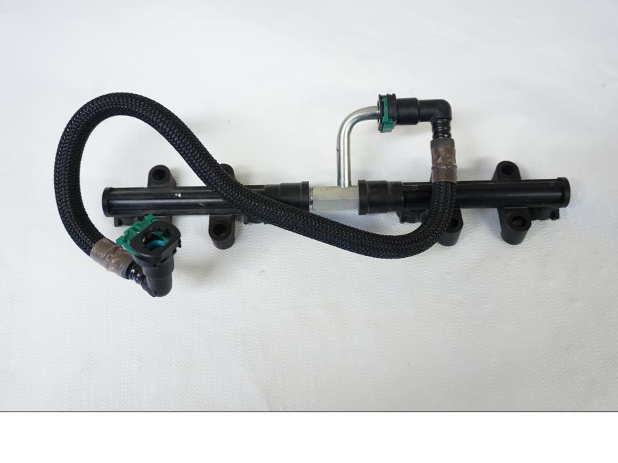 Framsidan på Fuel Rail från en Kawasaki Z 800 -2013 motorcykel.