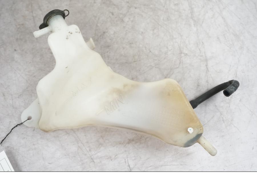 Framsidan på Vattenexpansionskärl från en Triumph Tiger -2009 motorcykel.