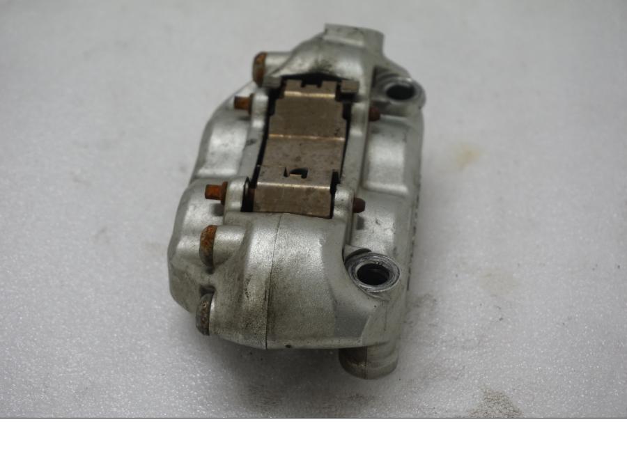 Baksidan på Bromsok från en Ducati Monster 696 -2010 motorcykel.