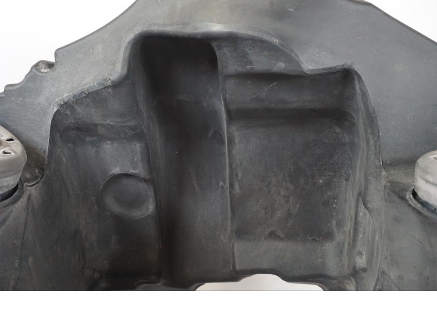 Snett nerifrån på Bensintank från en BMW R 1200 GSA -2012 motorcykel.