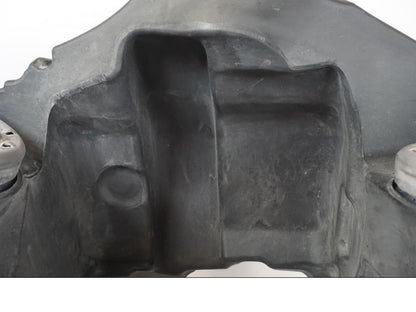 Snett nerifrån på Bensintank från en BMW R 1200 GSA -2012 motorcykel.