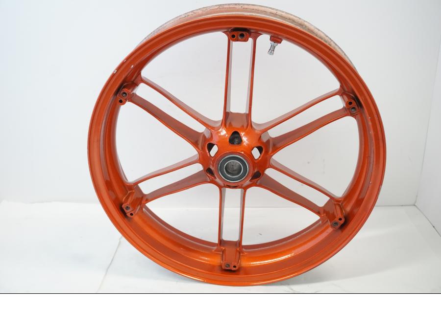 Framsidan på Fälg från en Buell XB9S -2003 motorcykel.