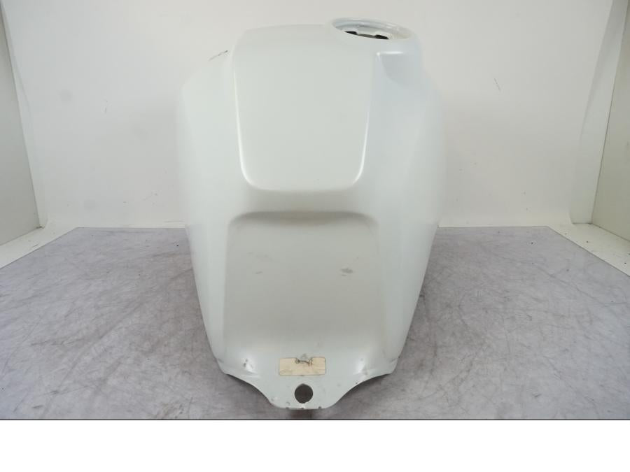 Snett uppifrån på Bensintank från en Ducati Desert X -2023 motorcykel.