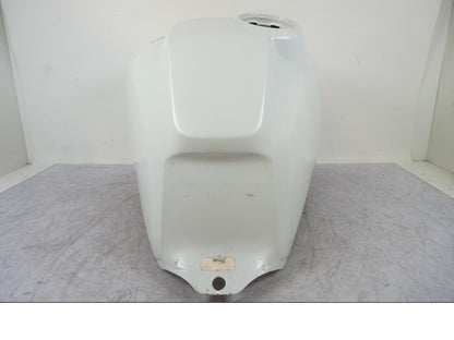 Snett uppifrån på Bensintank från en Ducati Desert X -2023 motorcykel.