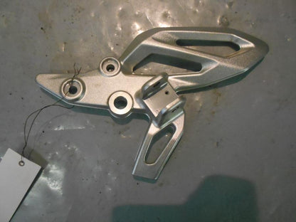 Framsidan på Fotpinnefäste från en BMW R 1200 RS -2016 motorcykel.