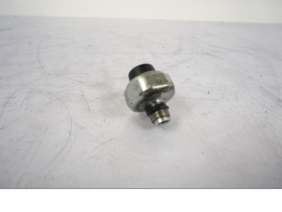 Baksidan på Oljetryckgivare från en Honda CRF 1000 Africa Twin -2016 motorcykel.