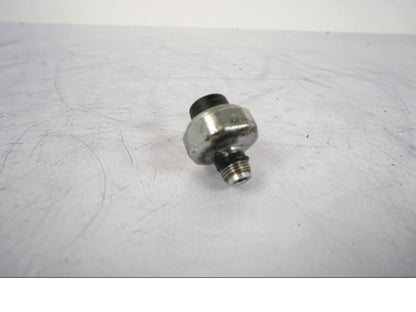 Baksidan på Oljetryckgivare från en Honda CRF 1000 Africa Twin -2016 motorcykel.