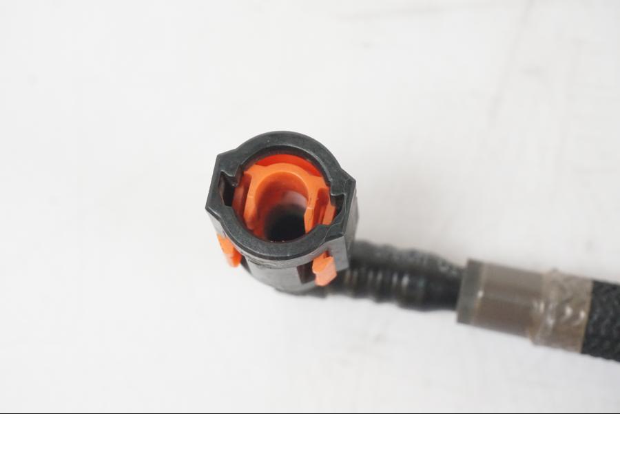 Snett uppifrån på Bensinledning från en Kawasaki ZZ-R 1400 -2009 motorcykel.