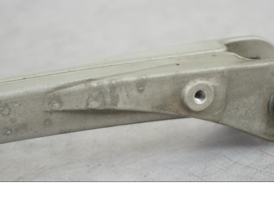 Vänster sida på Länkarm från en BMW R 1200 R -2007 motorcykel.