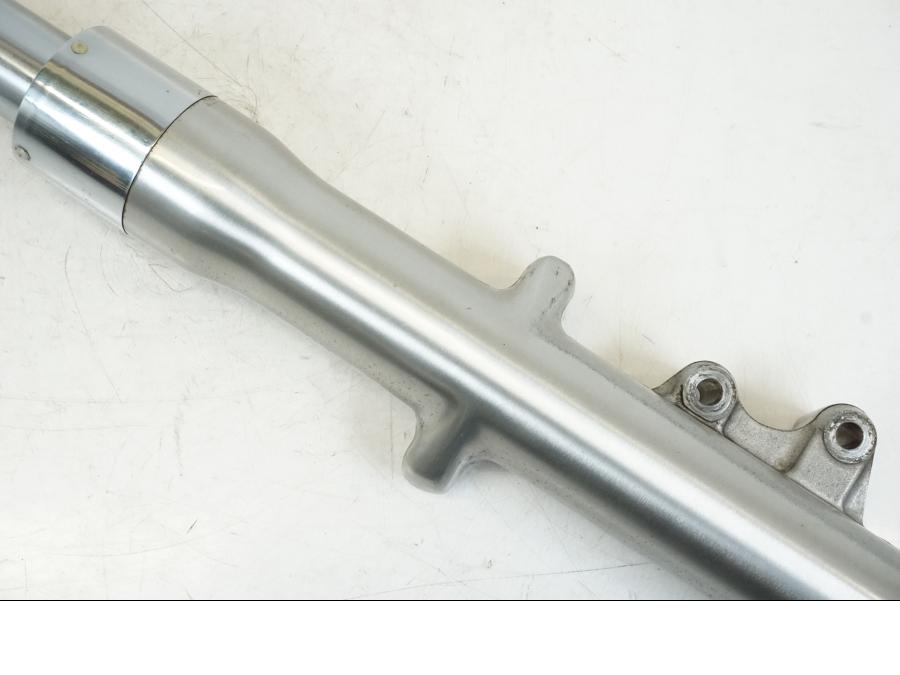 Snett uppifrån på Gaffelben från en Kawasaki VN 800 -2000 motorcykel.