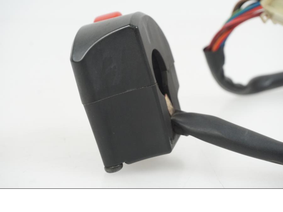 Snett uppifrån på Styrelreglage från en Yamaha XJ 900 -1997 motorcykel.