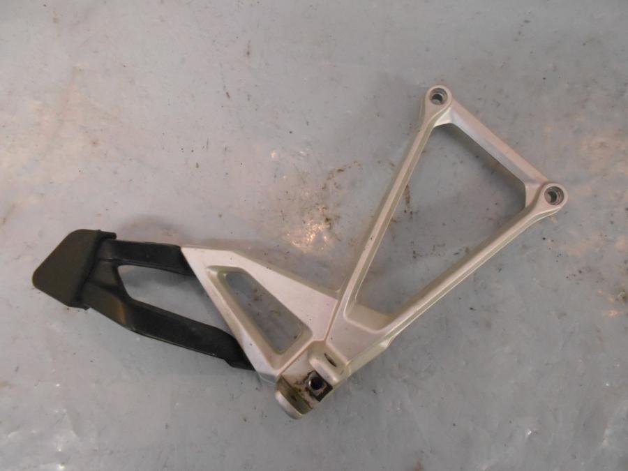 Framsidan på Fotpinnefäste från en Ducati Multistrada 1200 -2012 motorcykel.