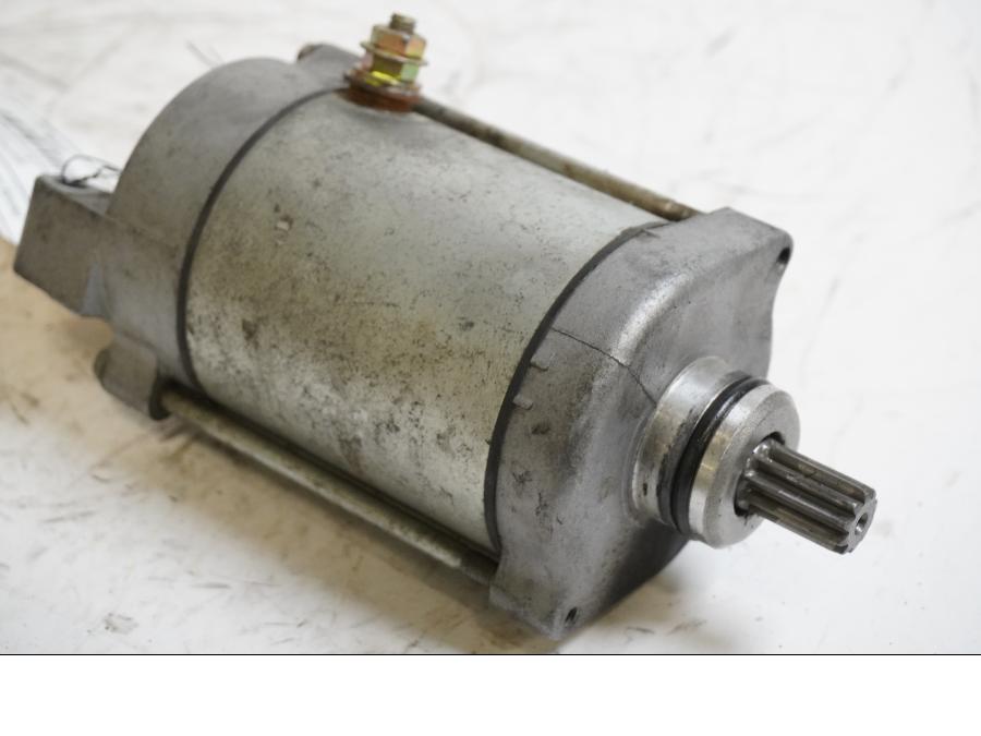 Framsidan på Startmotor från en Honda XRV 750 -1999 motorcykel.