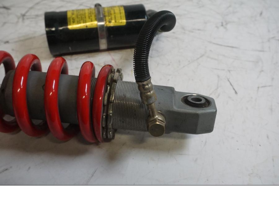 Baksidan på Stötdämpare från en Triumph Daytona 650 -2005 motorcykel.