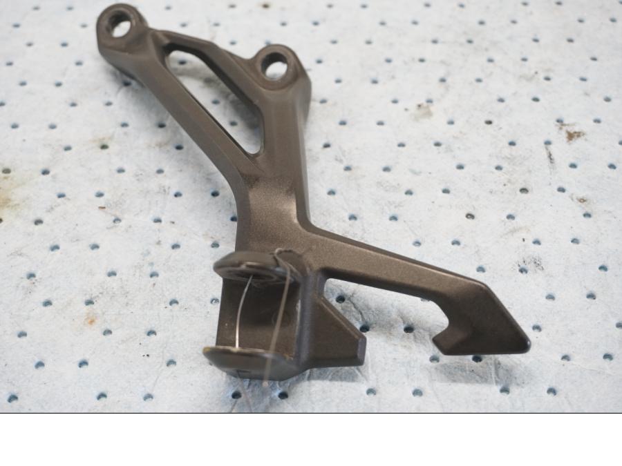 Framsidan på Fotpinnefäste från en Kawasaki Z 900 -2019 motorcykel.