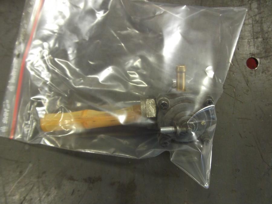 Framsidan på Bensinkran från en H-D Softail Custom FXSTC -1987 motorcykel.