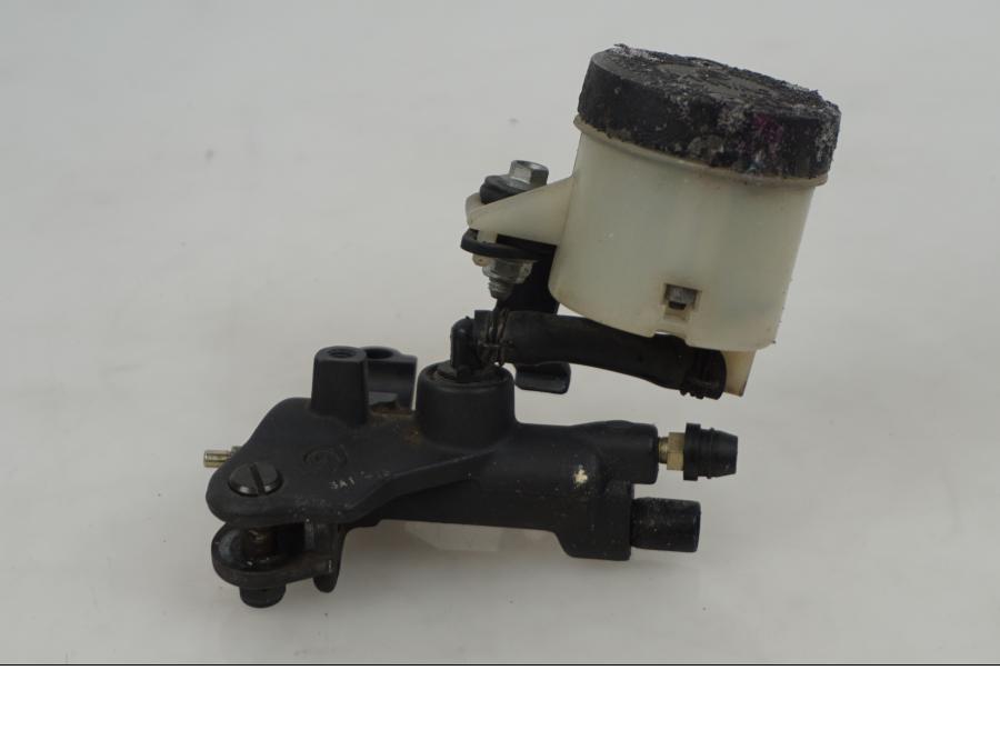 Framsidan på Bromshuvudcylinder från en Aprilia RSV 1000 -2003 motorcykel.