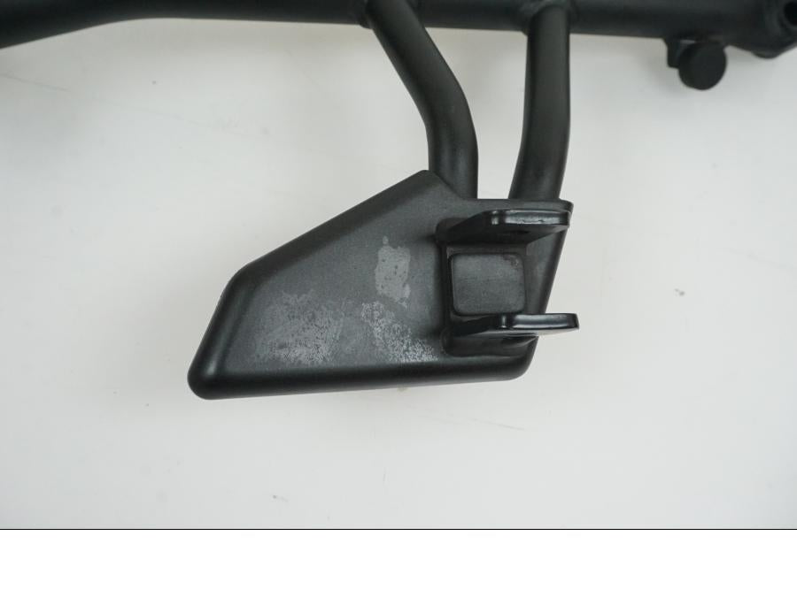 Snett nerifrån på Fotpinnefäste från en Kawasaki Vulcan S -2018 motorcykel.