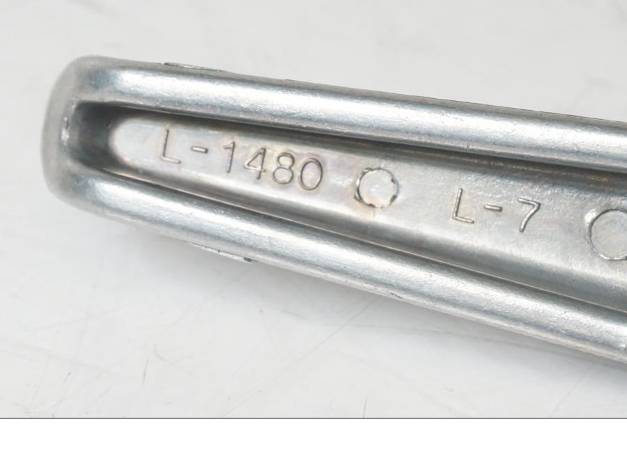 Vänster sida på Fotpinne från en Kawasaki ZZ-R 1400 -2010 motorcykel.