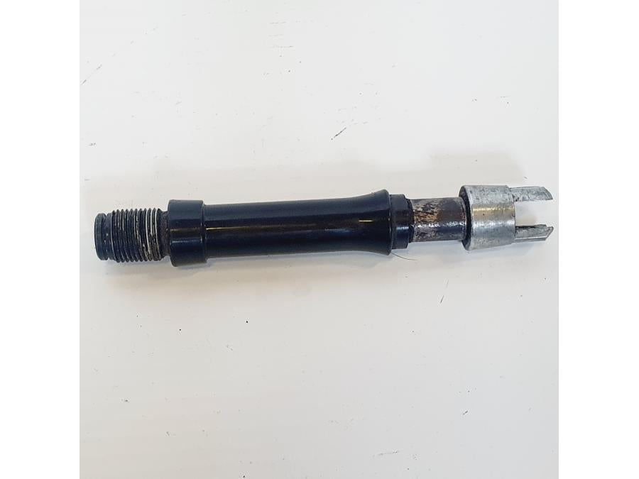 Framsidan på Fotpinnefäste från en H-D Sportster 1200 XL1200C -1998 motorcykel.