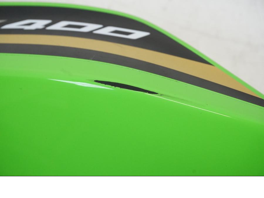 Baksidan på Bakvinge från en Kawasaki NINJA 400 -2020 motorcykel.