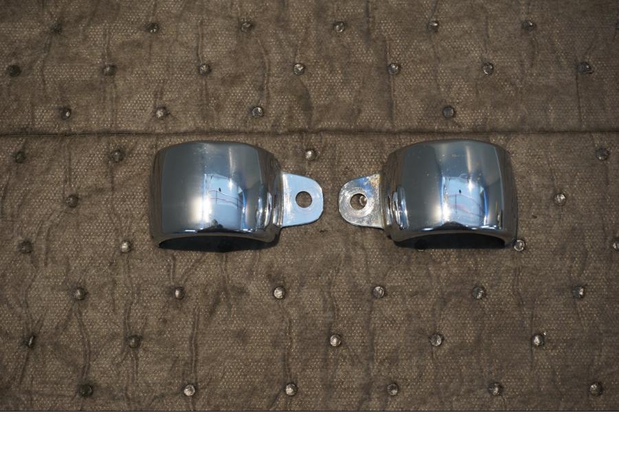 Framsidan på Blinkersfästekromkåpa från en Kawasaki VN 800 -1995 motorcykel.