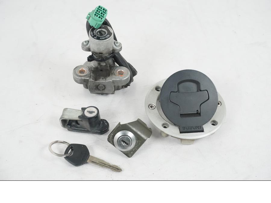 Framsidan på <p>Låssats från Suzuki DL 1000 2004.</p>

<p>1st nyckel, tändningslås, sadellås, tanklock och hjälmlås.</p> motorcykel.
