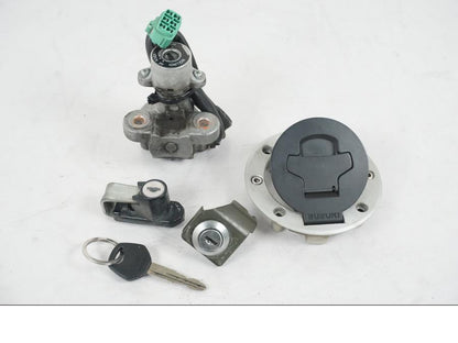 Framsidan på <p>Låssats från Suzuki DL 1000 2004.</p>

<p>1st nyckel, tändningslås, sadellås, tanklock och hjälmlås.</p> motorcykel.