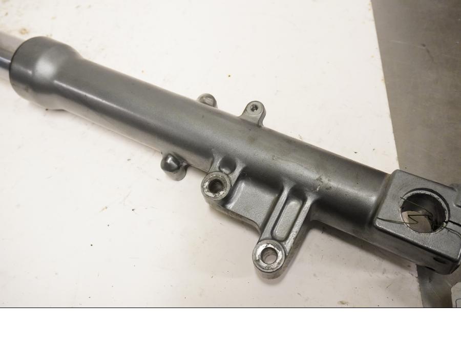 Baksidan på Gaffelben från en Kawasaki ZZR 600 -1993 motorcykel.