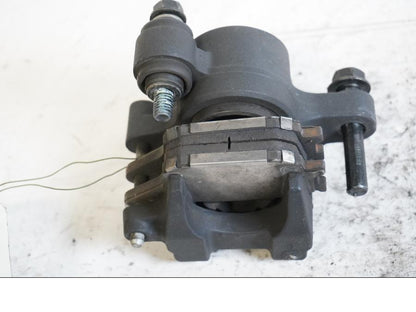 Baksidan på <p>Bromsok bak från Yamaha YZF 1000 R1 2009.</p>

<p>Nissin. Ett kolvs ok.</p> motorcykel.