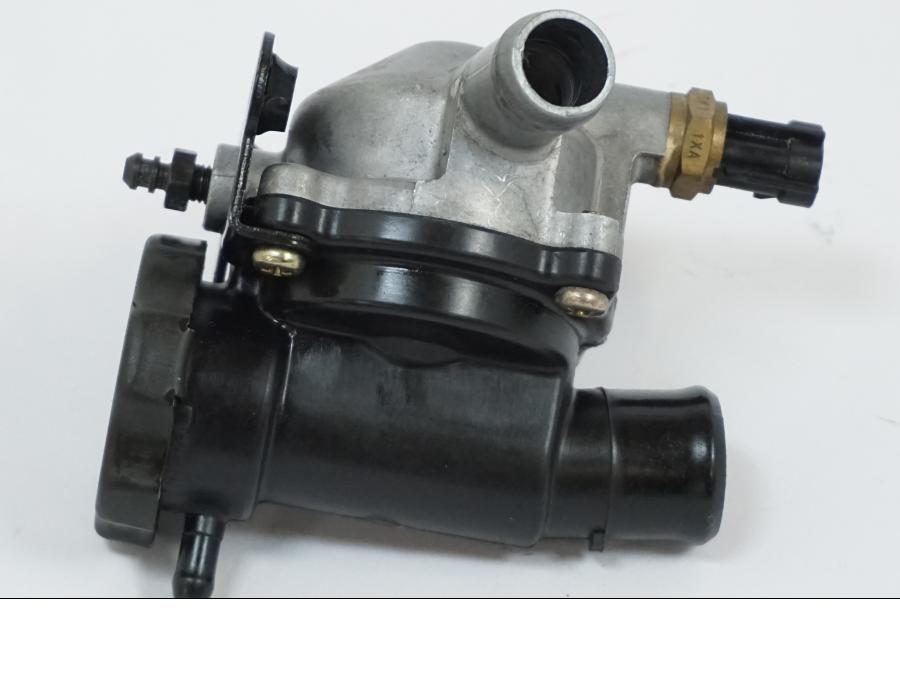 Vänster sida på Vattentermostathus från en Kawasaki VN 1500 -2002 motorcykel.