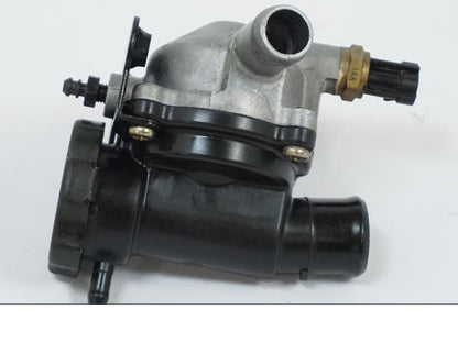 Vänster sida på Vattentermostathus från en Kawasaki VN 1500 -2002 motorcykel.