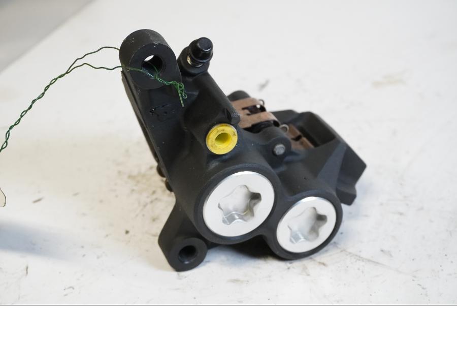 Framsidan på Bromsok från en Yamaha FZ1-SA -2008 motorcykel.